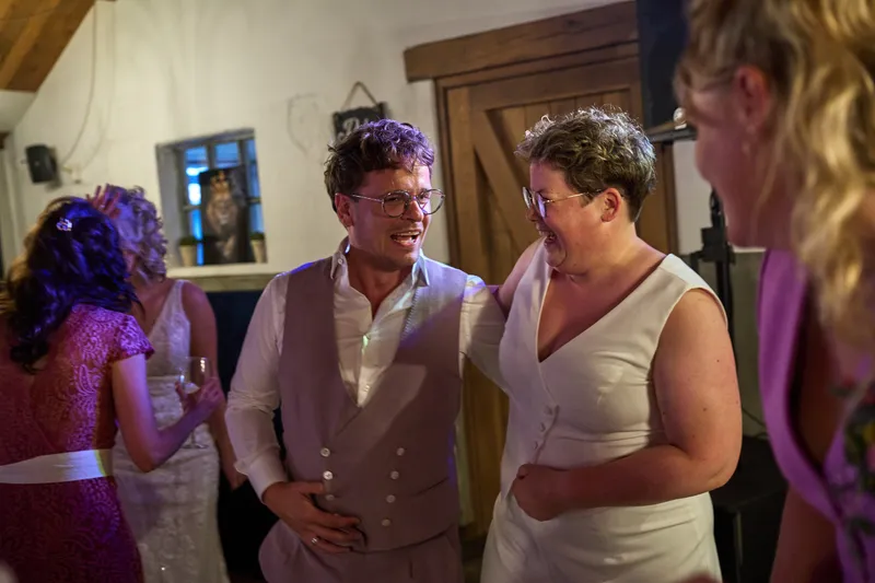 Froukje lacht met gasten op het feest