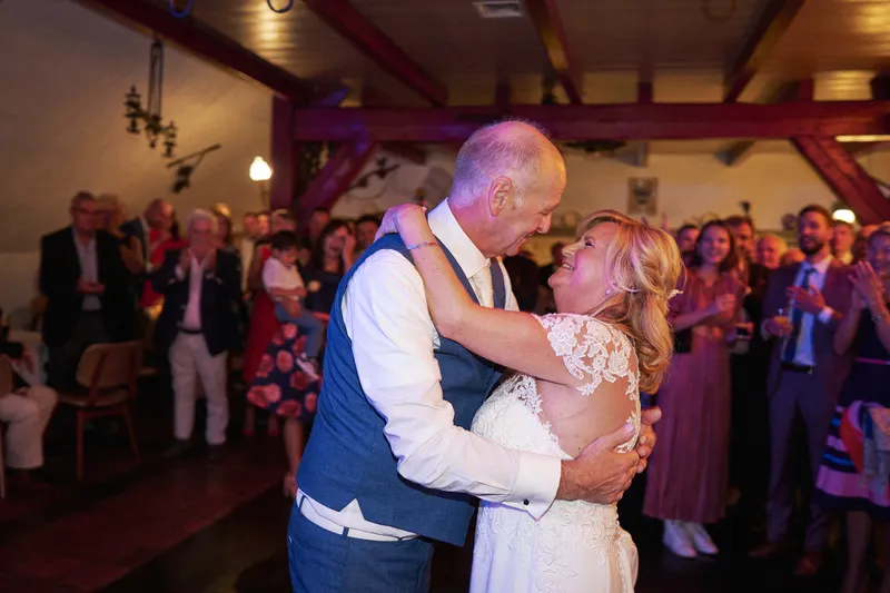 Jopie en Cees omhelzen elkaar tijdens de openingsdans