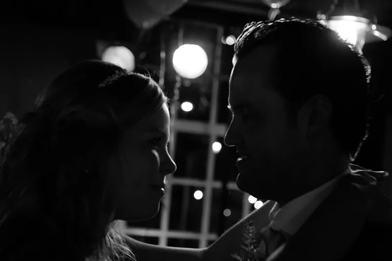 Esther en Jan-Willem kijken elkaar aan tijdens de eerste dans, in zwart-wit