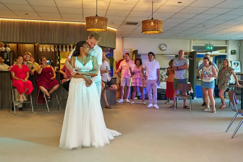 Felicia en Sander dansen hun openingsdans, de gasten kijken toe