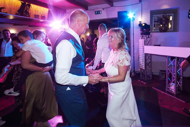 Jopie en Cees dansen in het paarse licht