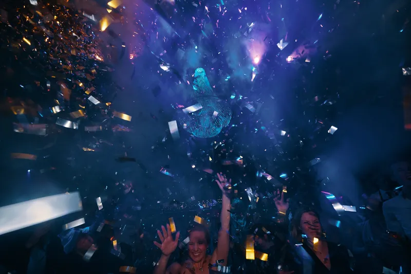 Confetti boven de dansvloer