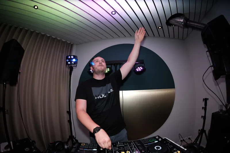 De dj achter de draaitafels