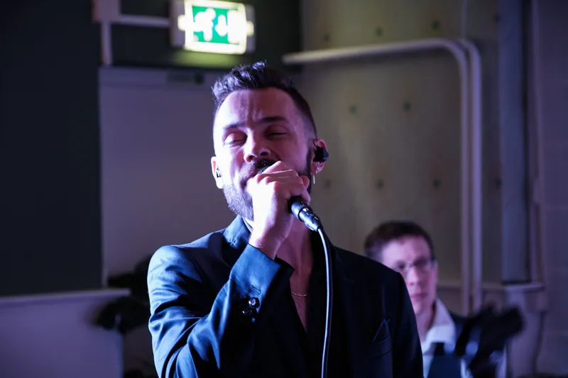 De zanger van de band in blauw licht