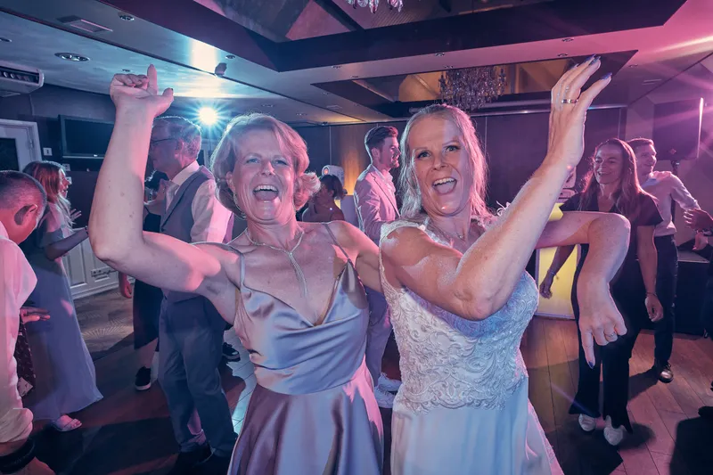 Ingeborg danst met de armen omhoog