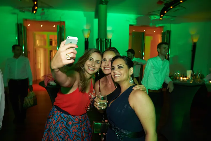 Vriendinnen maken een selfie in groen licht