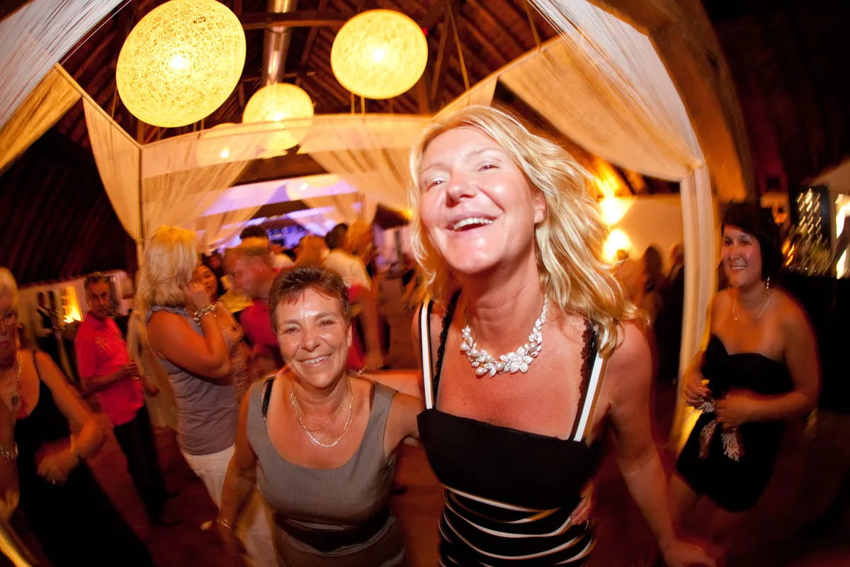 Gasten dansen onder de lampionnen, Rebecca lacht in het midden