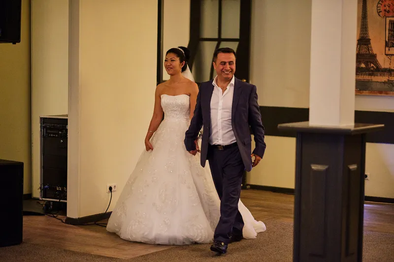 Sena en Eren komen de zaal binnen voor de openingsdans