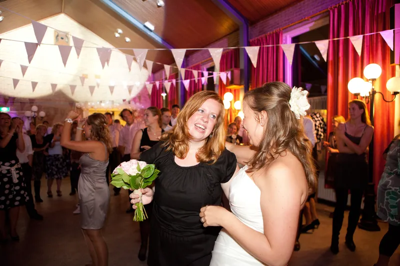 Jorinda danst met een vriendin onder de vlaggetjes