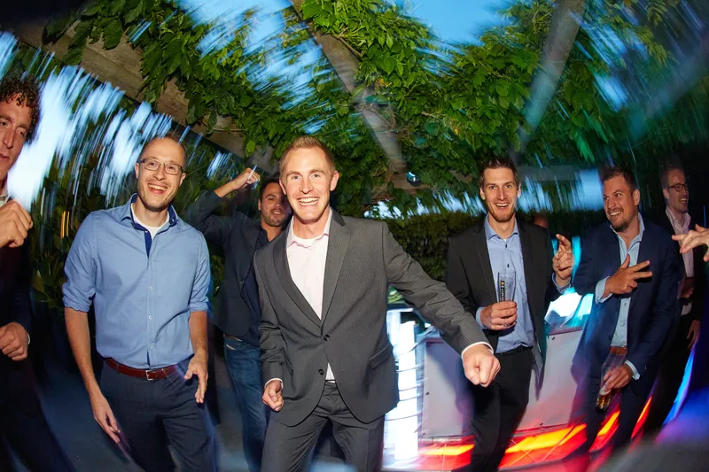 De mannen dansen in blauw licht