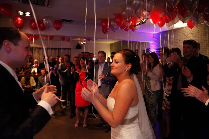 Tessa en Wessel dansen tussen de gasten