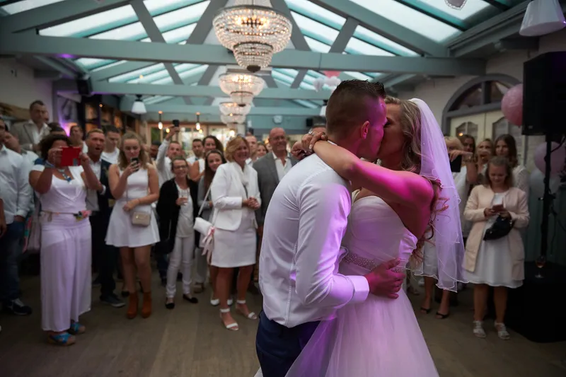 Bojaura en Jeffrey dansen onder de kroonluchters en het glazen dak