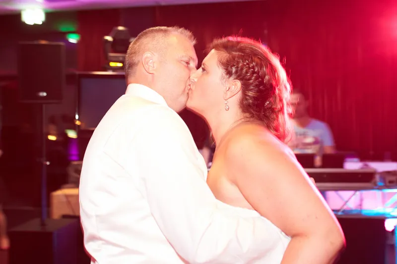 Jessica en Eric kussen op de dansvloer