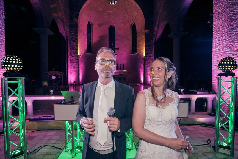 Twee gasten met een microfoon op het podium in groen licht