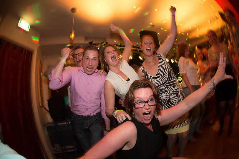 Een volle dansvloer, door een fisheye-lens