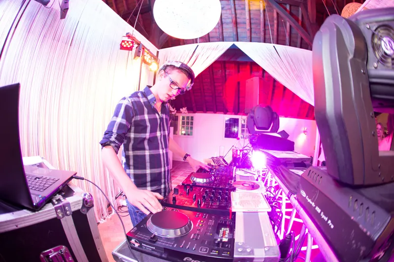 De dj van Forward Events achter de draaitafels