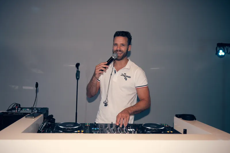 De Zingende DJ zingt achter zijn draaitafels