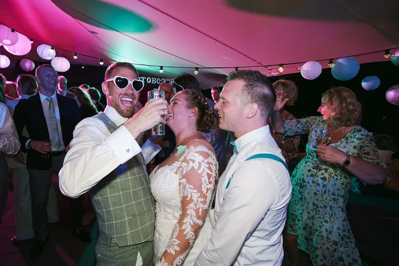 Liëla en Jeffrey dansen met een glas in de hand