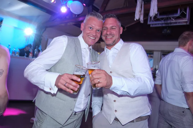 Marco proost met een vriend op de dansvloer