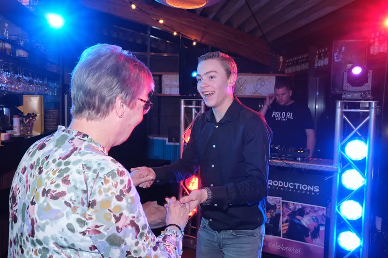 Een gast en de dj bij de draaitafel