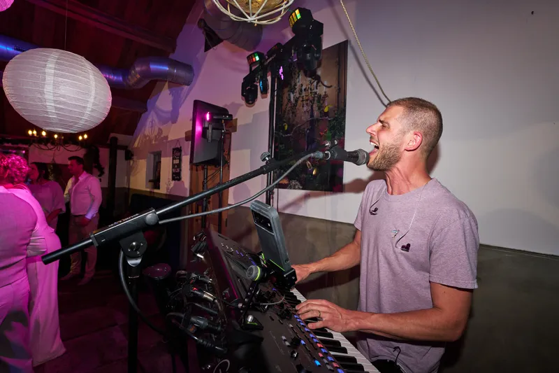 The Pianoman zingt achter zijn keyboard