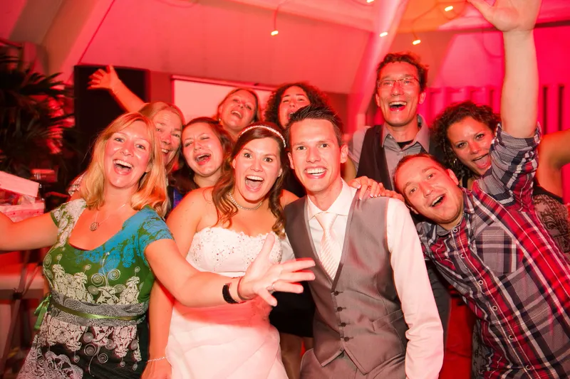 Gasten lachen samen met de bruid op het feest