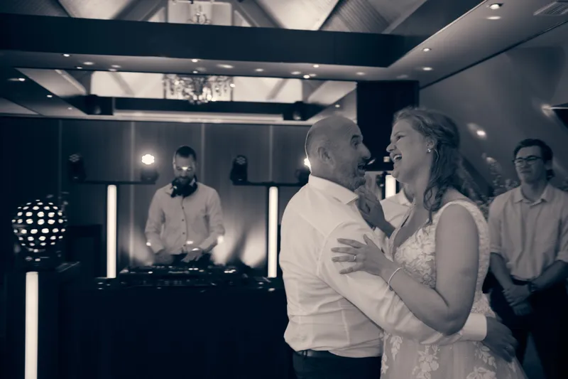 Zwart-wit: Julia danst met haar vader bij de dj