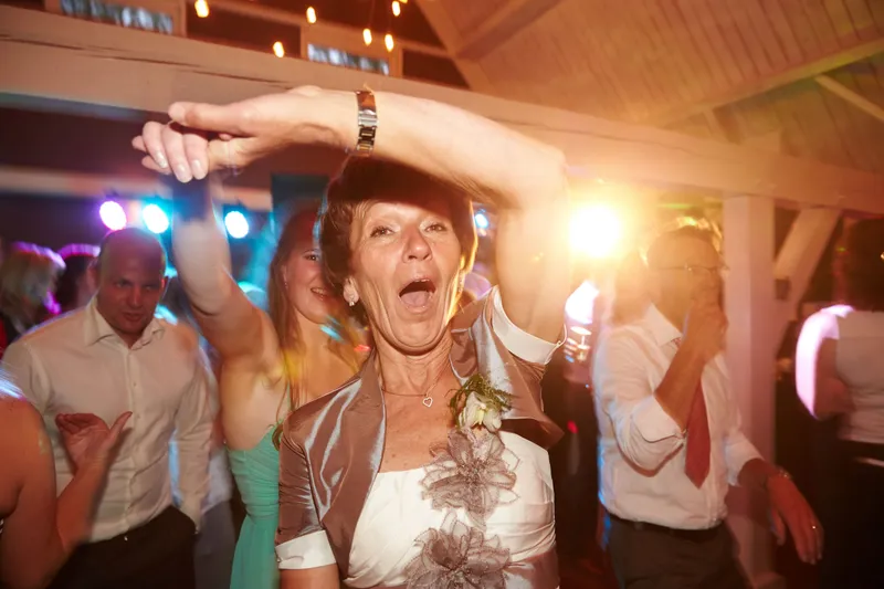 Een gast danst uitgelaten