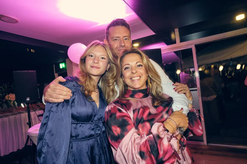 Twee gasten in het roze licht
