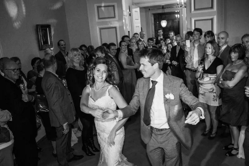 Debora en Joris openen het feest met de salsa