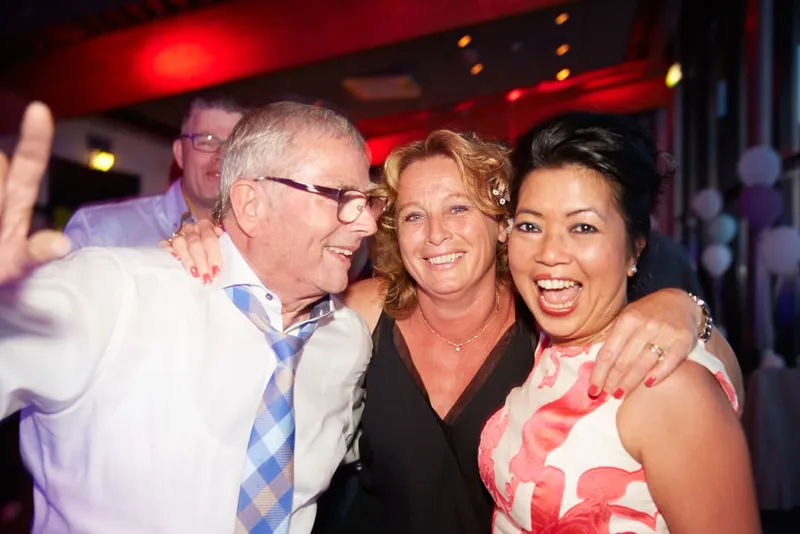 Prunella met twee gasten