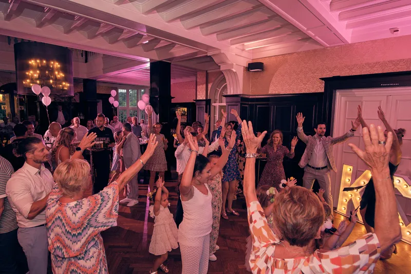 Gasten dansen uitbundig op de dansvloer