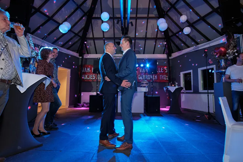 Mathijs en Jeroen dansen in blauw licht