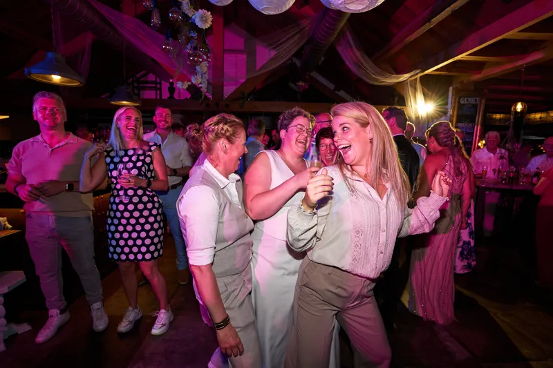 Froukje en Mireille dansen vooraan tussen hun gasten