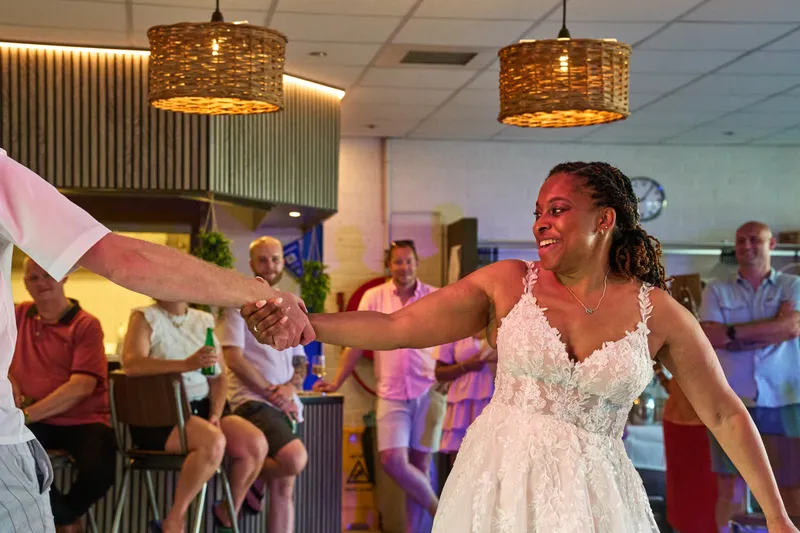 Felicia danst lachend met een gast