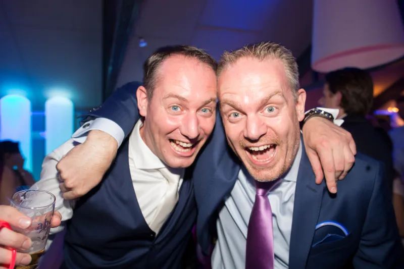 Twee vrienden met de armen om elkaar heen