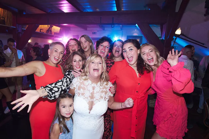 Jopie met gasten in rode jurken op de dansvloer