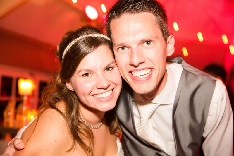 Mark en Annika lachen samen op de dansvloer