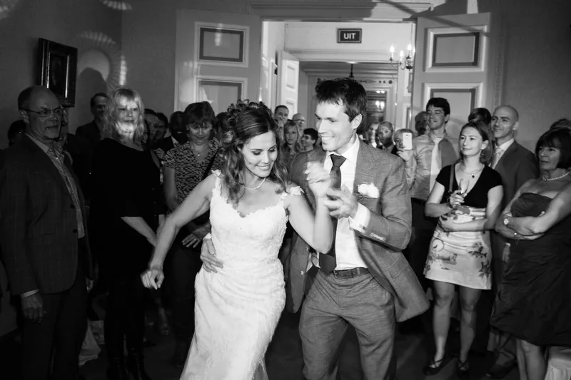 De gasten dansen mee met de salsa