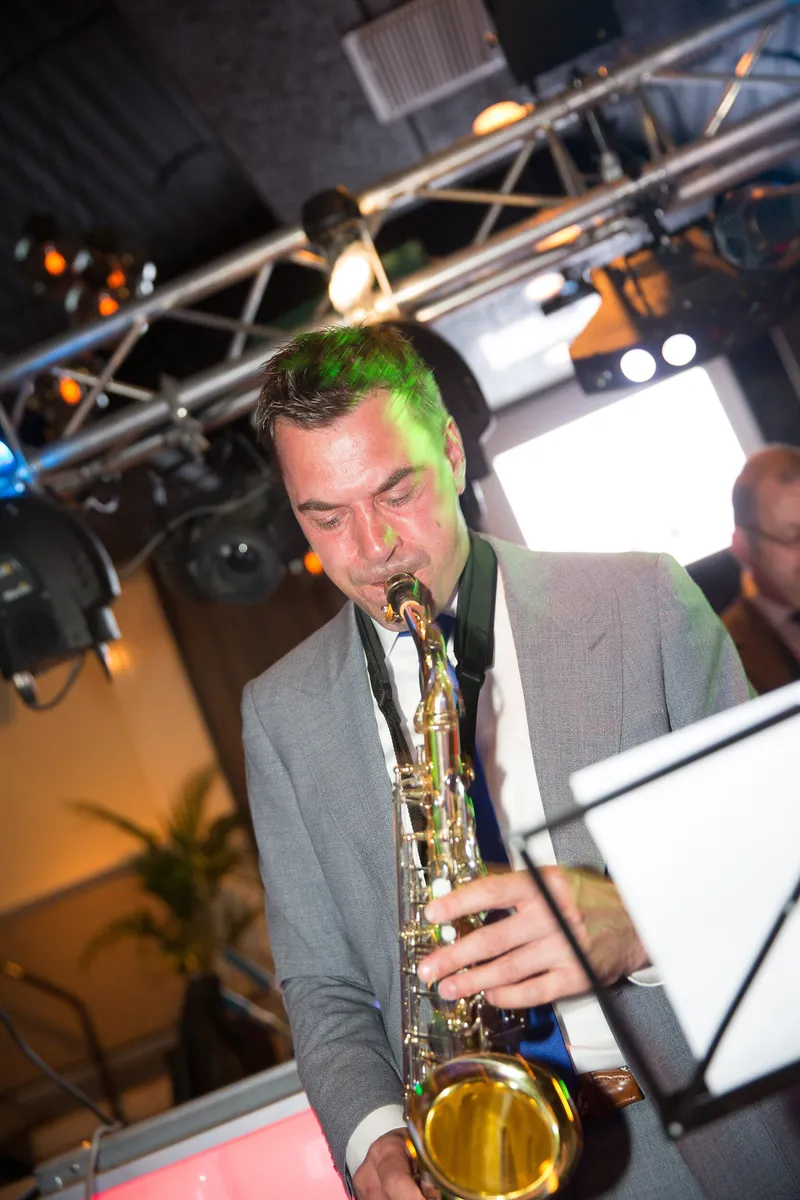 De saxofonist speelt