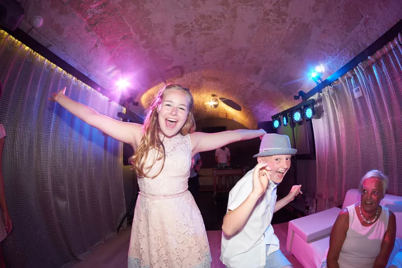 Een meisje danst met wijde armen