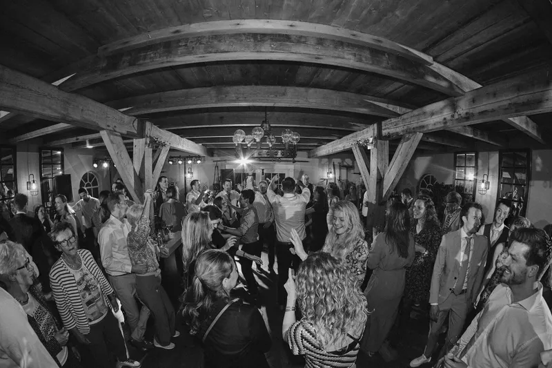 De dj van Re-light achter de draaitafels