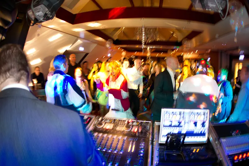 De volle dansvloer gezien vanaf de dj