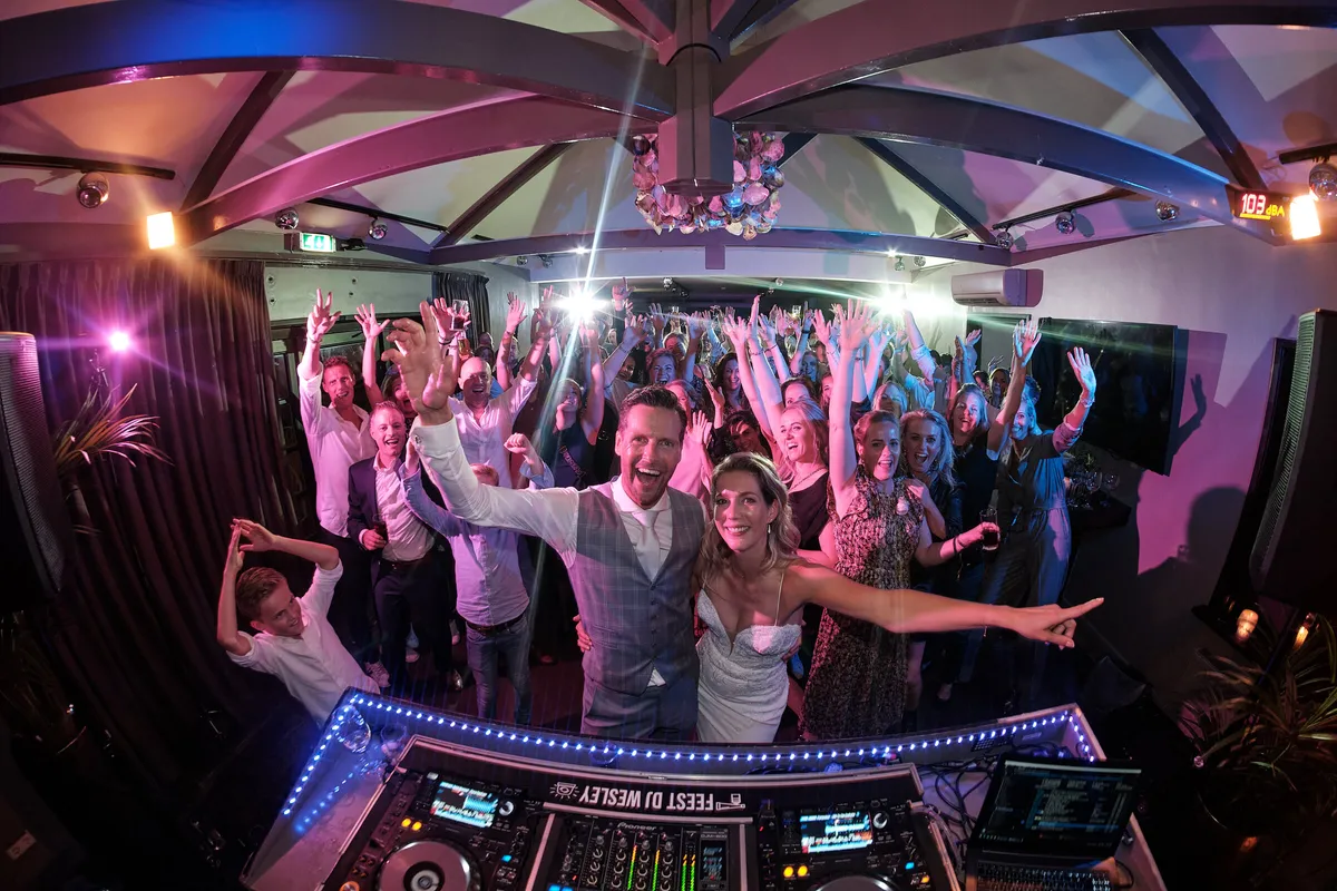 De gasten juichen voor de dj, de handen in de lucht