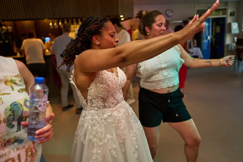 Felicia danst met een vriendin, de armen wijd