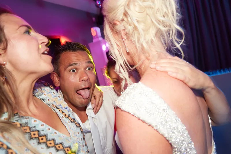 Jooske danst met een gast in roze licht