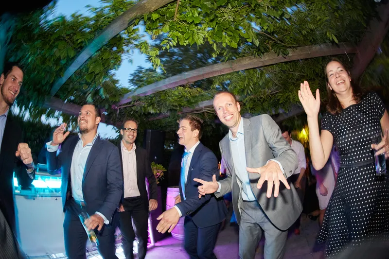 De gasten dansen onder de pergola
