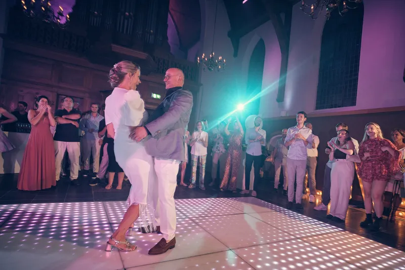 Bram tilt Elles op tijdens het dansen