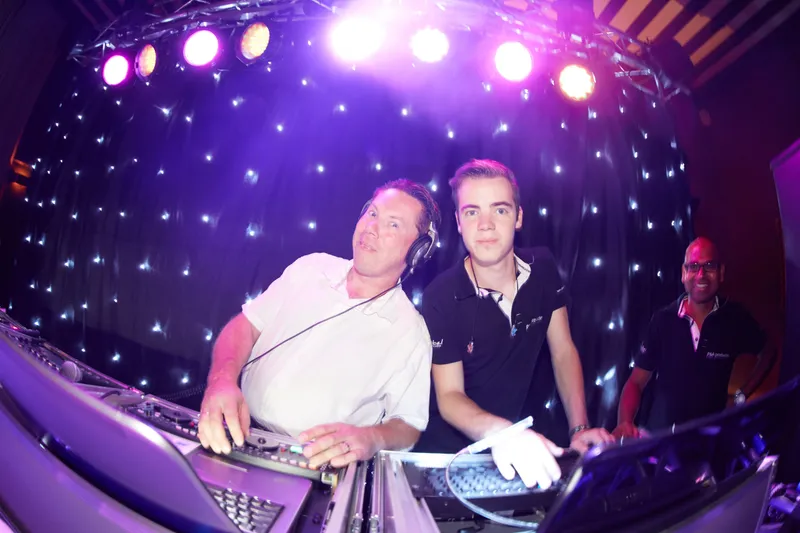 Dj Peter Hak achter de draaitafels onder de sterrenhemel