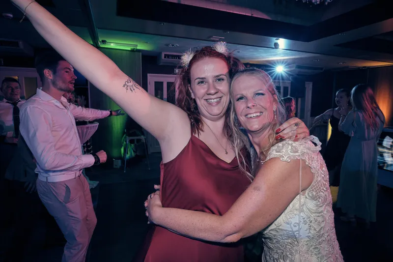 Ingeborg danst met een vriendin
